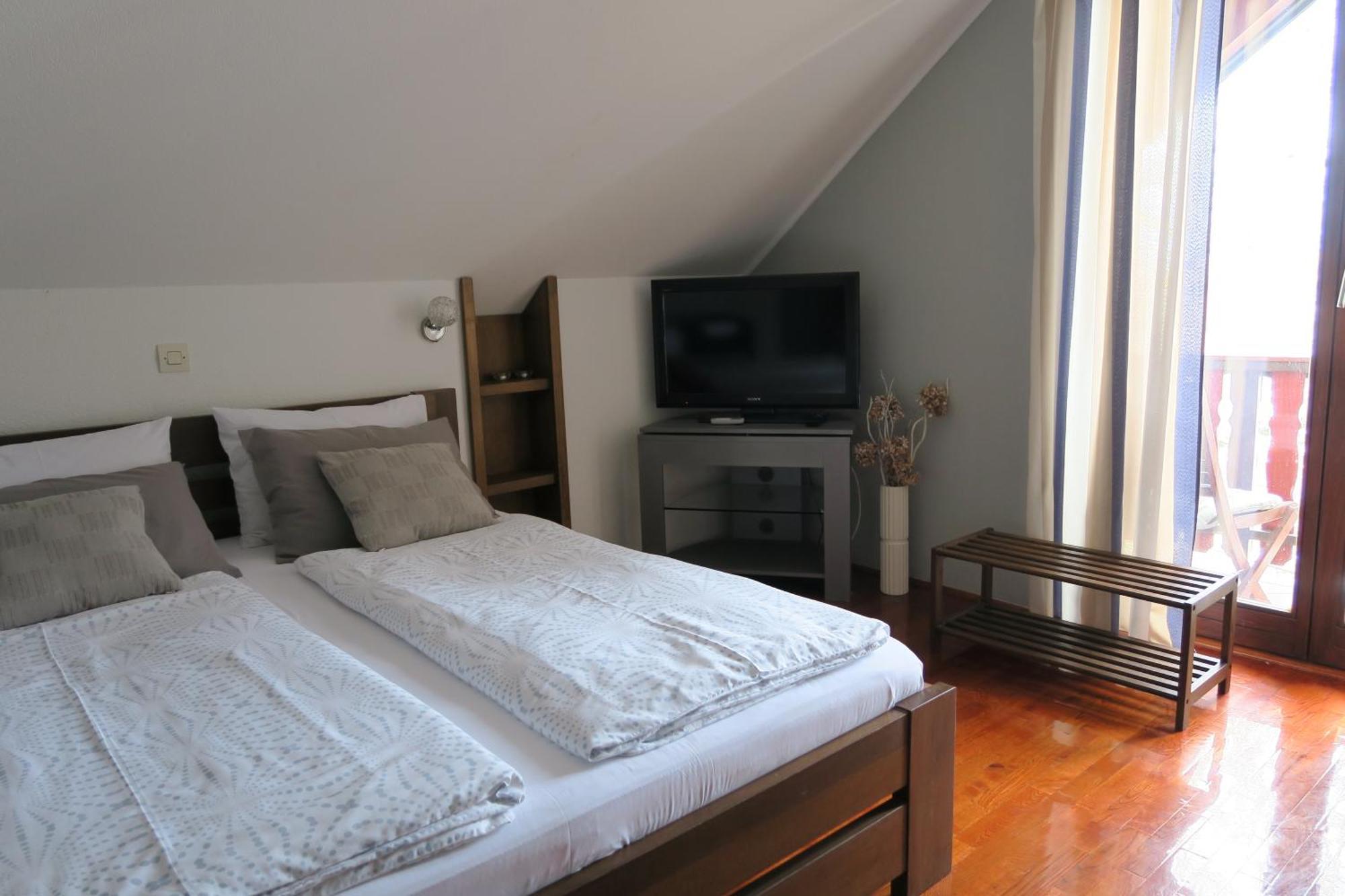 Apartments And Rooms Stefanac Слуни Екстериор снимка