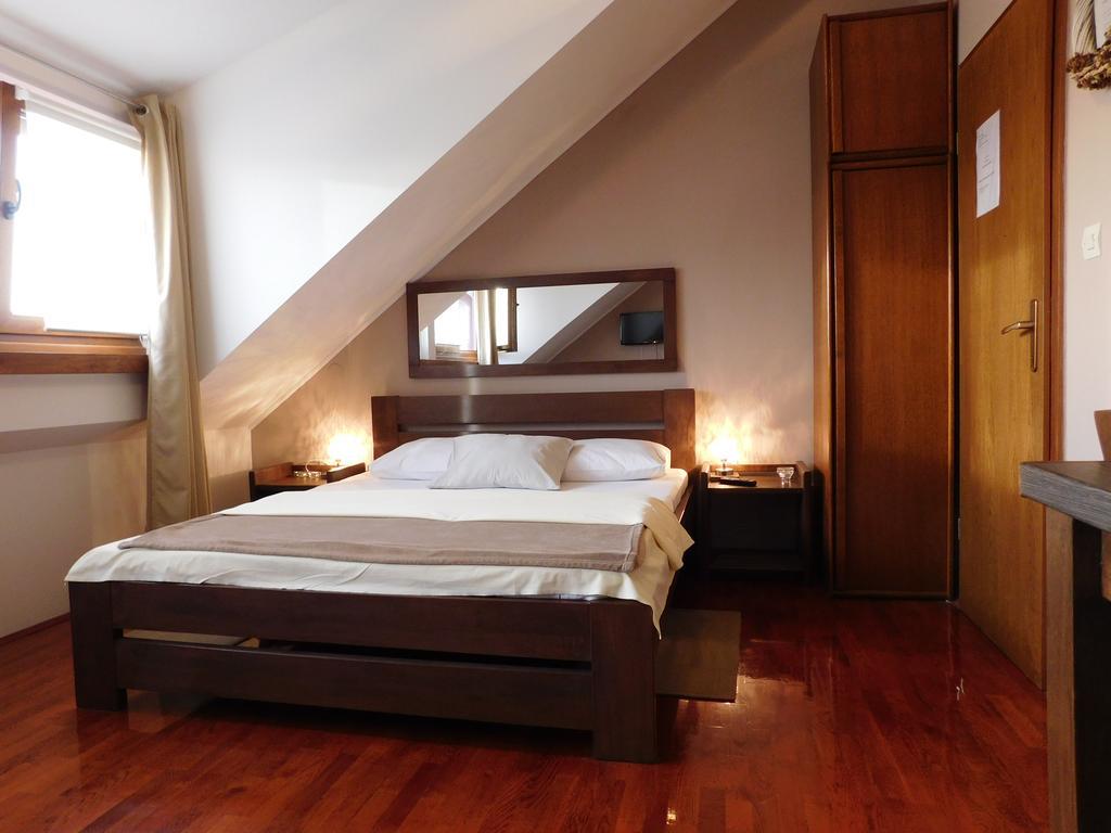 Apartments And Rooms Stefanac Слуни Екстериор снимка